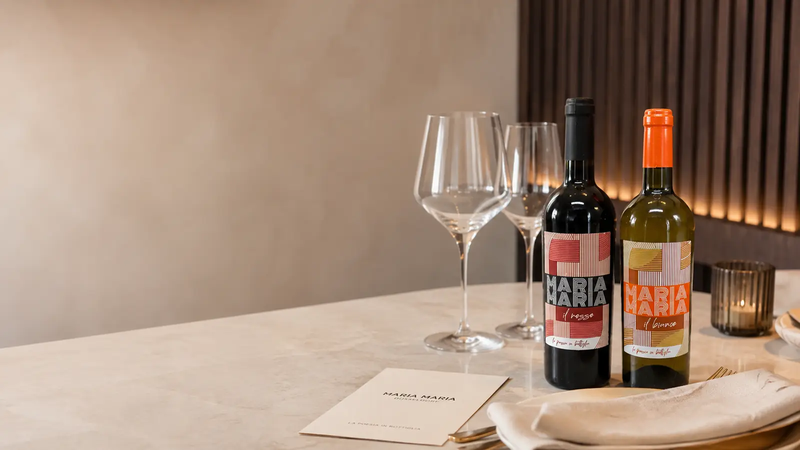 Maria Maria Il Rosso und Il Bianco in 375-ml-Flaschen auf einem gedeckten Tisch.