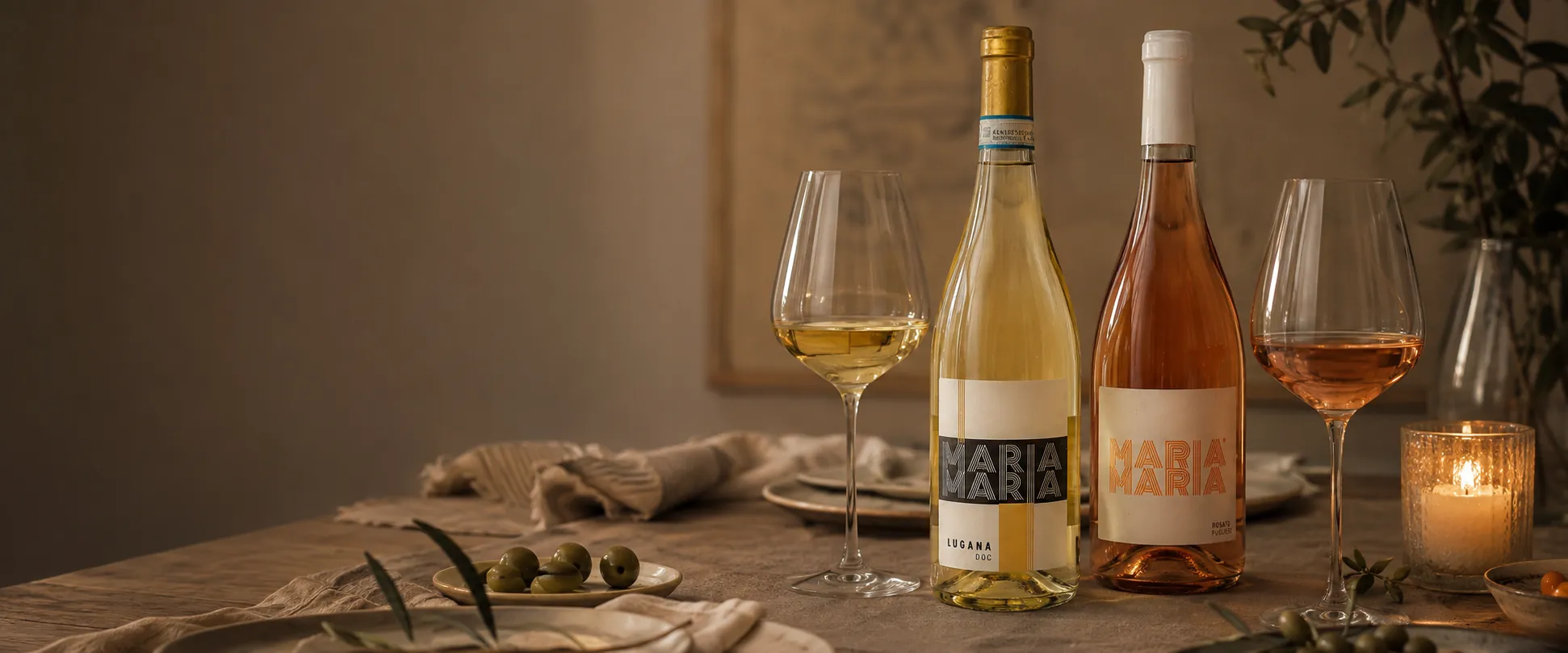 Maria Maria Wein bei einem gedeckten Tisch für Dinner und besondere Anlässe.