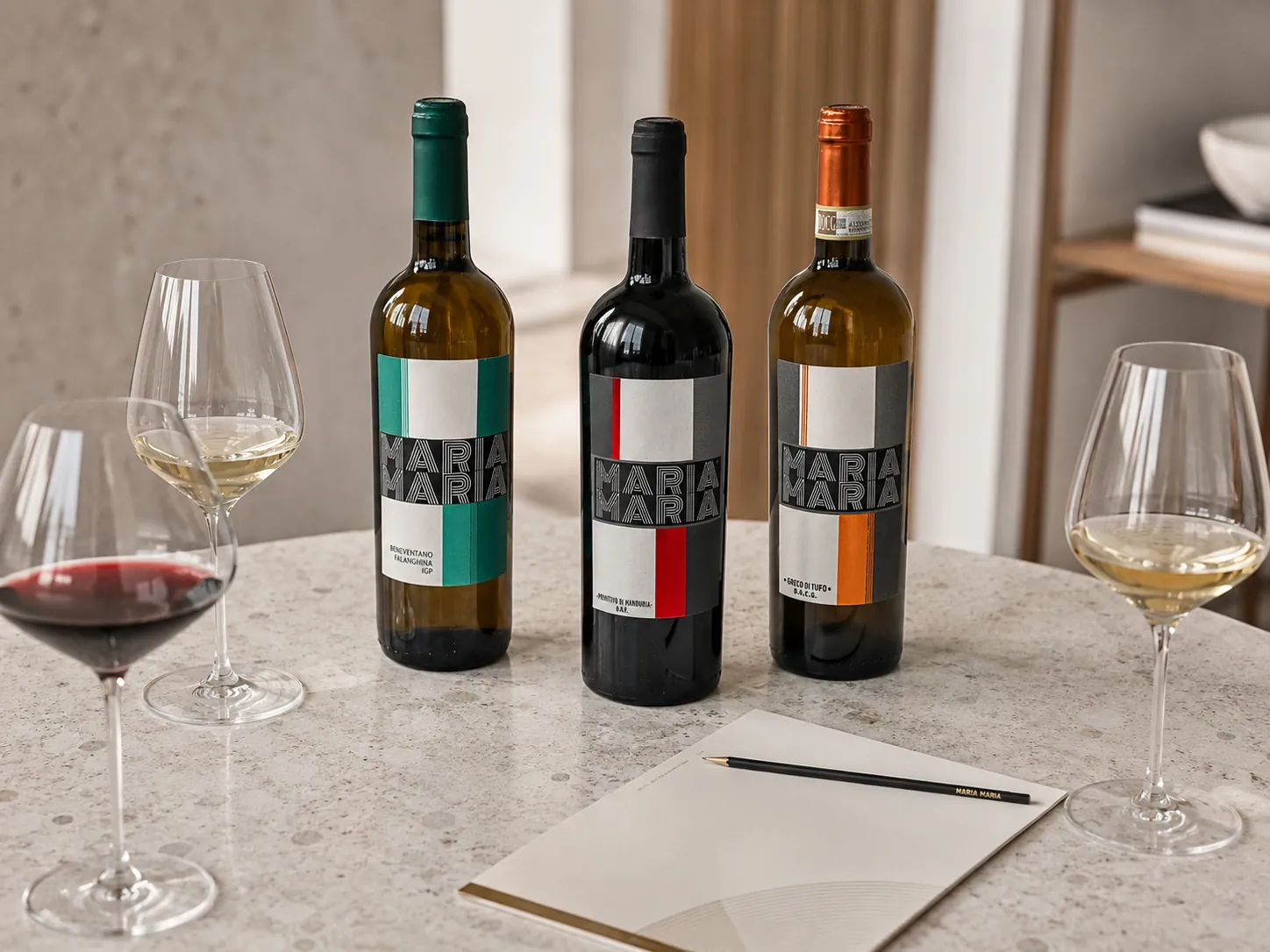 Maria Maria Il Rosso und Il Bianco in 375-ml-Flaschen mit Servierdetails.