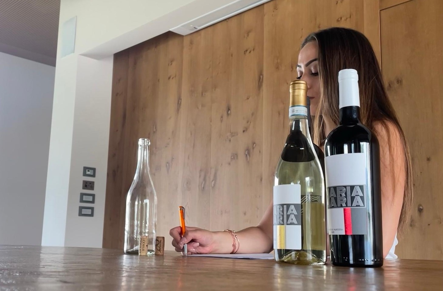 Gedeckter Abendtisch mit Maria-Maria-Rotwein in der Abenddämmerung